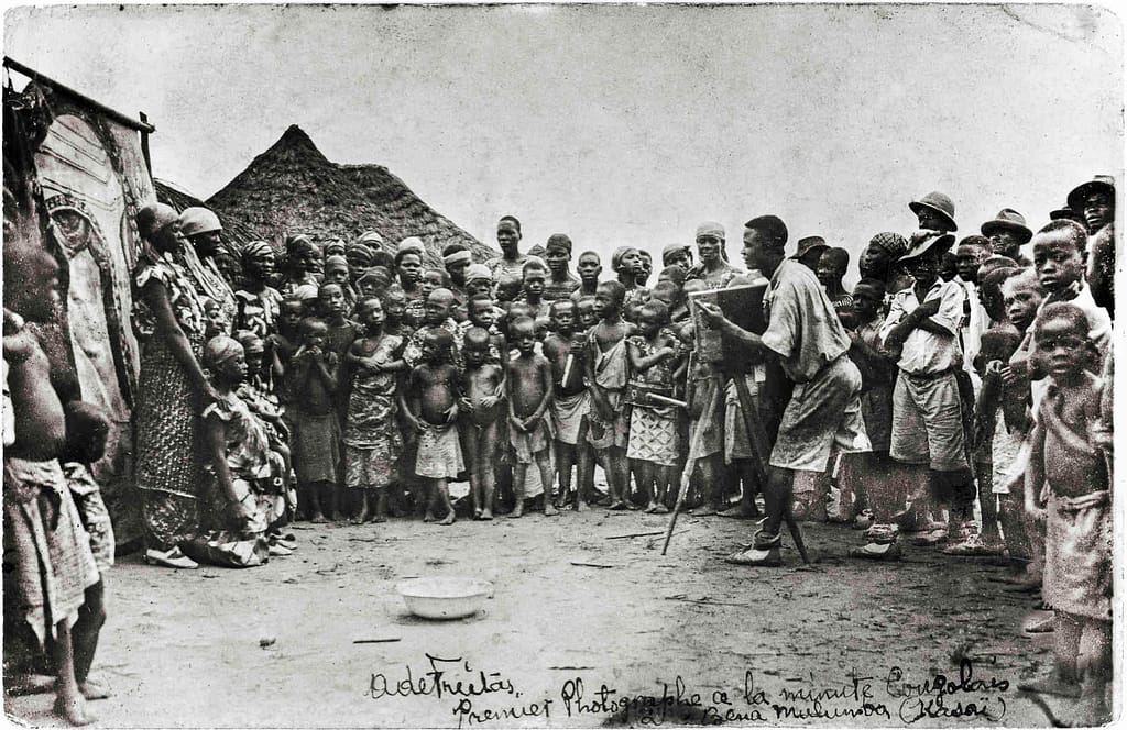 cd5ec77_577469095-antoinefreitas-rdcongo-ambulant-1939-revuenoire-1024x664 The history of photography in Africa