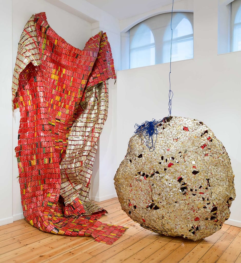 AGBA-940x1024 For El Anatsui, the Kunstmuseum Bern is decked out in metallic colors